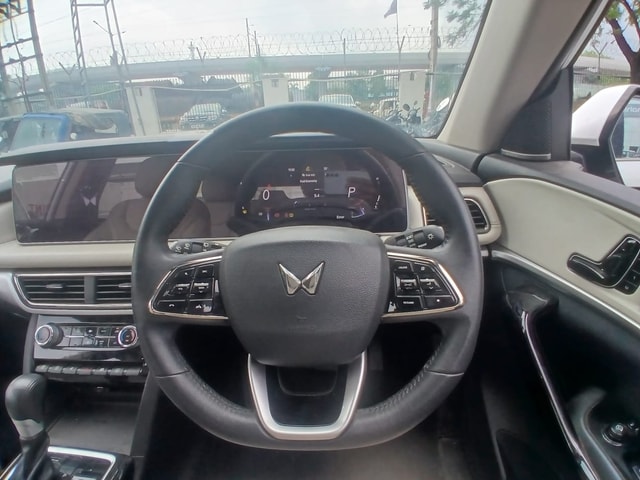 View Mahindra XUV700 Image 11 Used Mahindra XUV700 Image 11