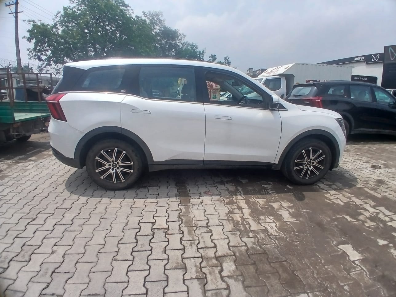 View 2025 Mahindra XUV700 AX 7 Luxury Pack Petrol 7 STR Blaze Editon AT Image 5 Used 2025 Mahindra XUV700 AX 7 Luxury Pack Petrol 7 STR Blaze Editon AT Image 5
