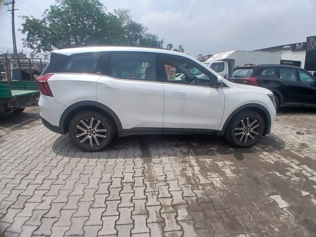 View Mahindra XUV700 Image 5 Used Mahindra XUV700 Image 5