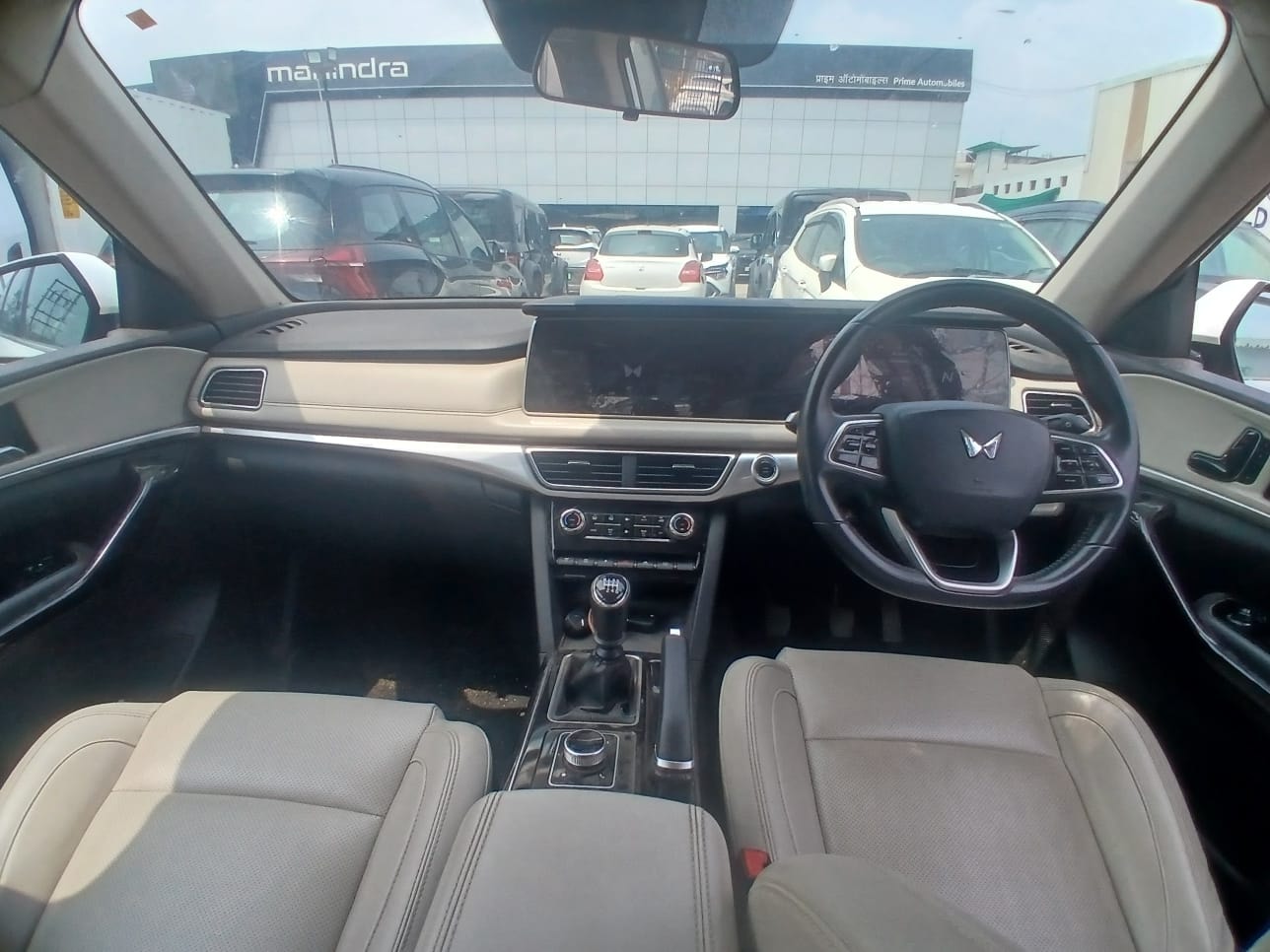 View 2025 Mahindra XUV700 AX 7 Luxury Pack Petrol 7 STR Blaze Editon AT Image 9 Used 2025 Mahindra XUV700 AX 7 Luxury Pack Petrol 7 STR Blaze Editon AT Image 9