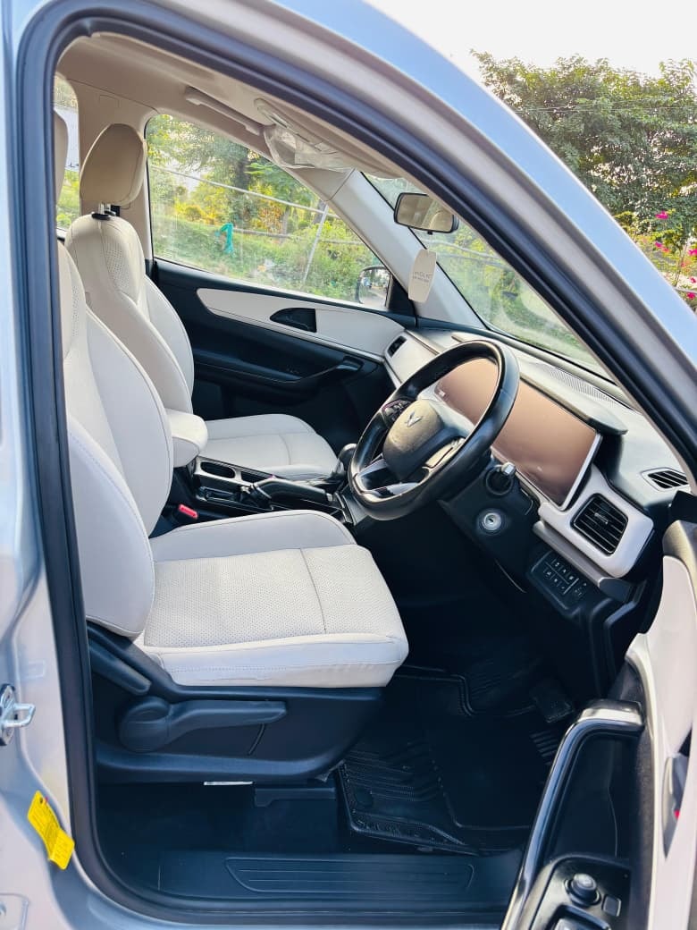 View 2022 Mahindra XUV700 AX5 AT Diesel 5 STR Image 14 Used 2022 Mahindra XUV700 AX5 AT Diesel 5 STR Image 14