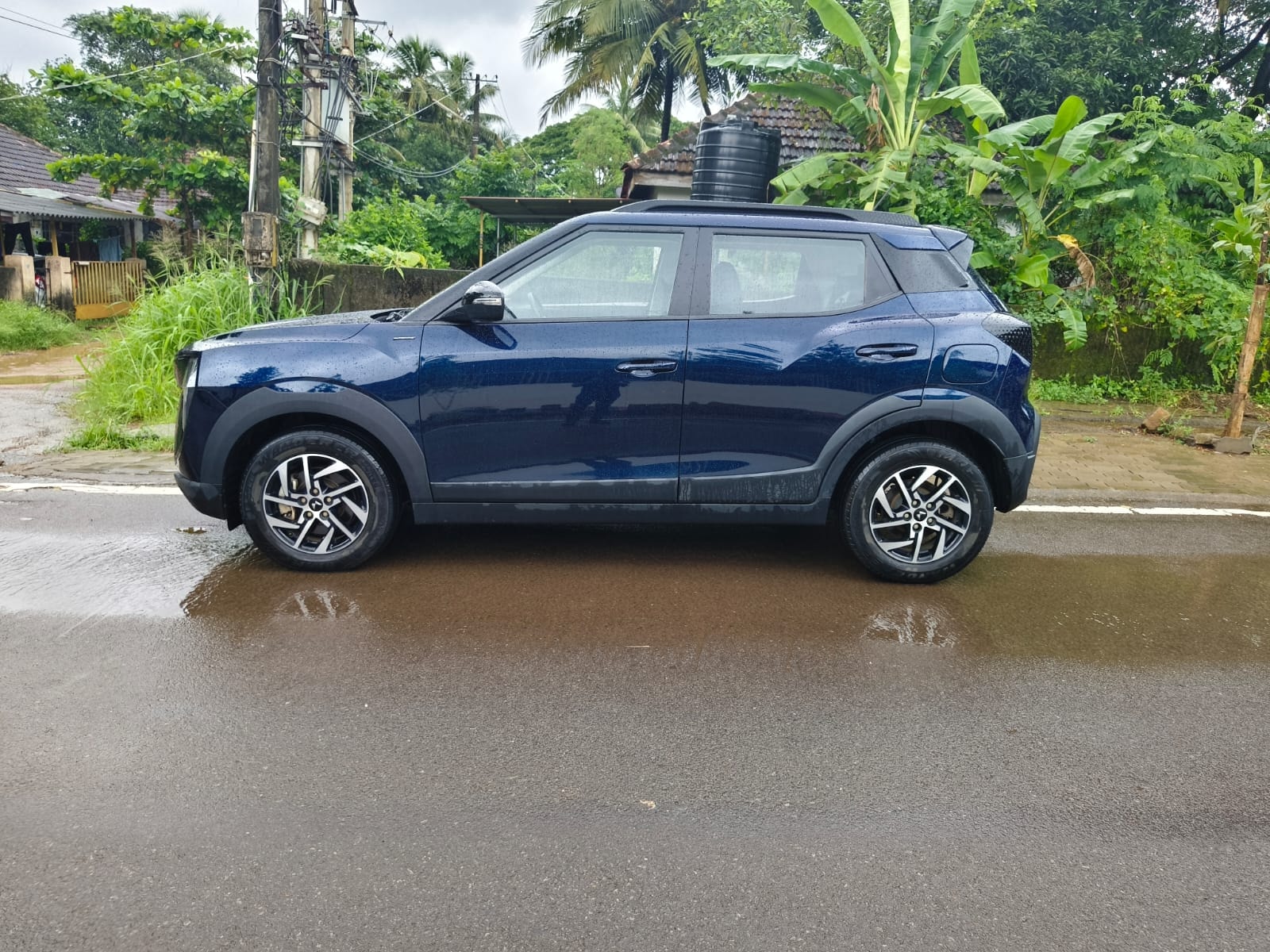 View 2024 Mahindra XUV 3XO AX5 1.2 L TCMPFi Image 6 Used 2024 Mahindra XUV 3XO AX5 1.2 L TCMPFi Image 6