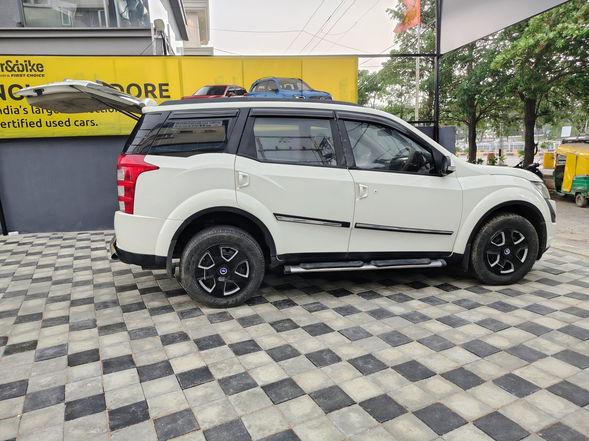 View 2016 Mahindra XUV500 W6 1.99-Litre Image 4 Used 2016 Mahindra XUV500 W6 1.99-Litre Image 4
