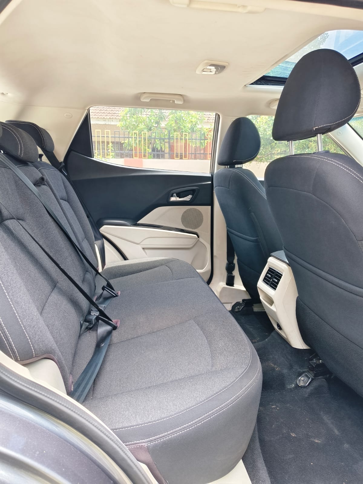 View 2024 Mahindra XUV 3XO AX5 1.2 L TCMPFi Image 5 Used 2024 Mahindra XUV 3XO AX5 1.2 L TCMPFi Image 5
