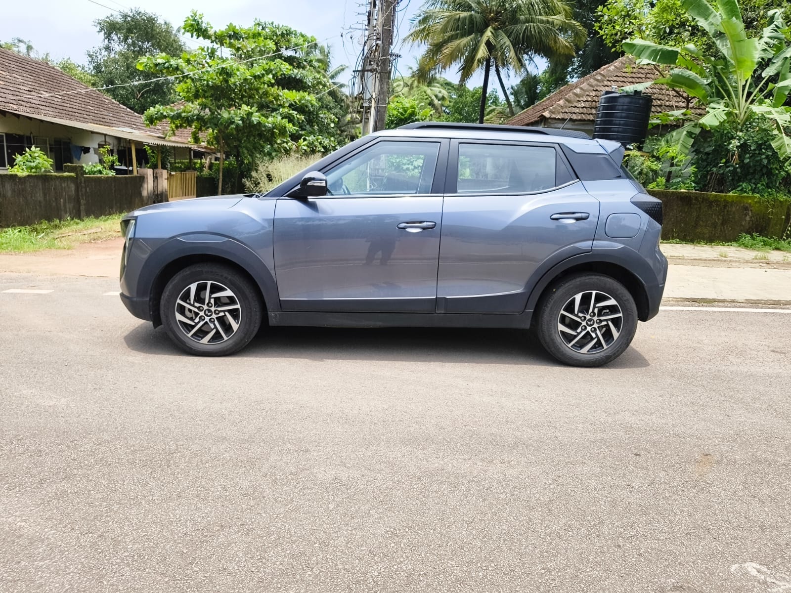 View 2024 Mahindra XUV 3XO AX5 1.2 L TCMPFi Image 6 Used 2024 Mahindra XUV 3XO AX5 1.2 L TCMPFi Image 6