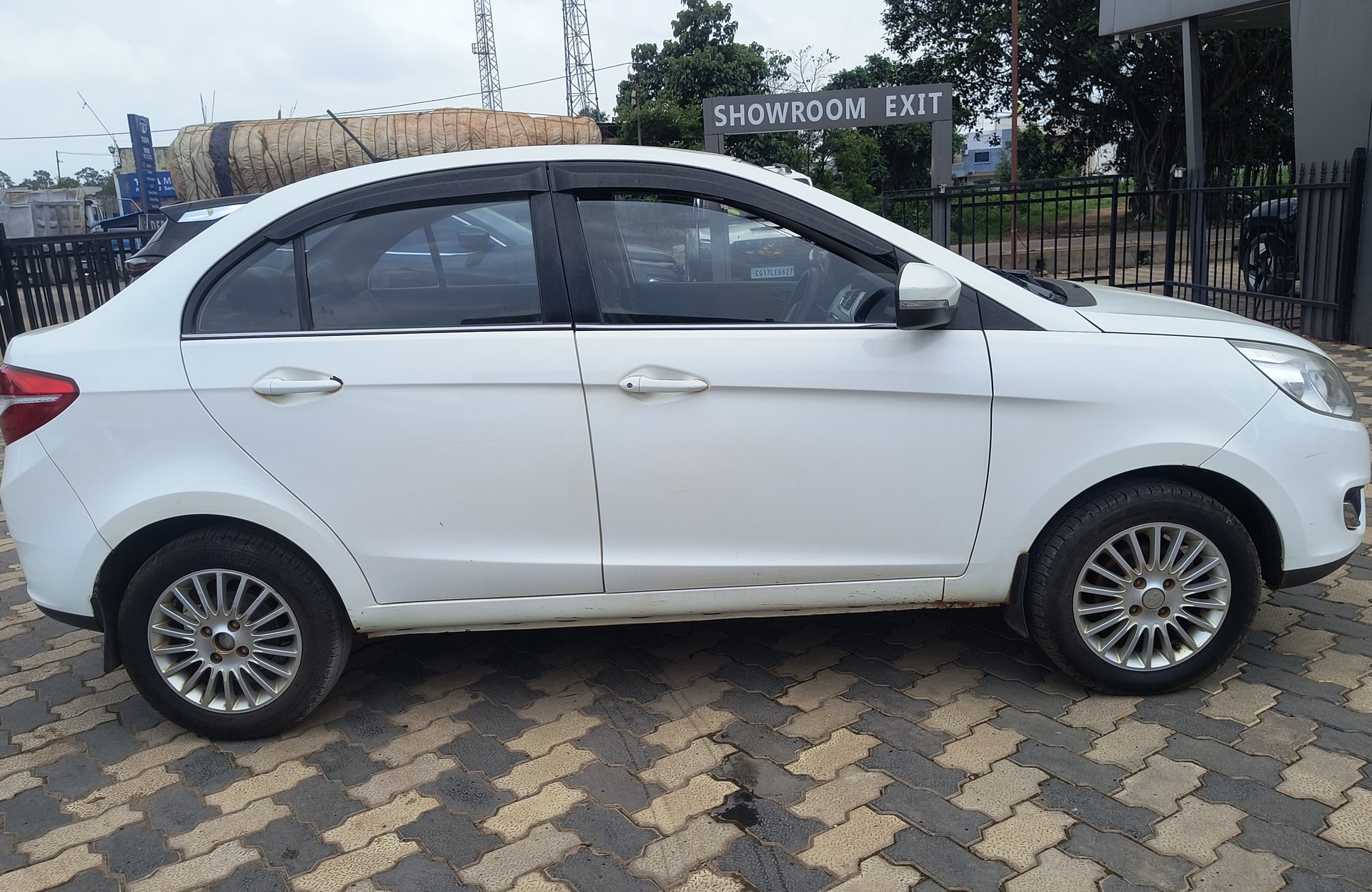 View 2015 Tata Zest XMS Petrol Image 5 Used 2015 Tata Zest XMS Petrol Image 5