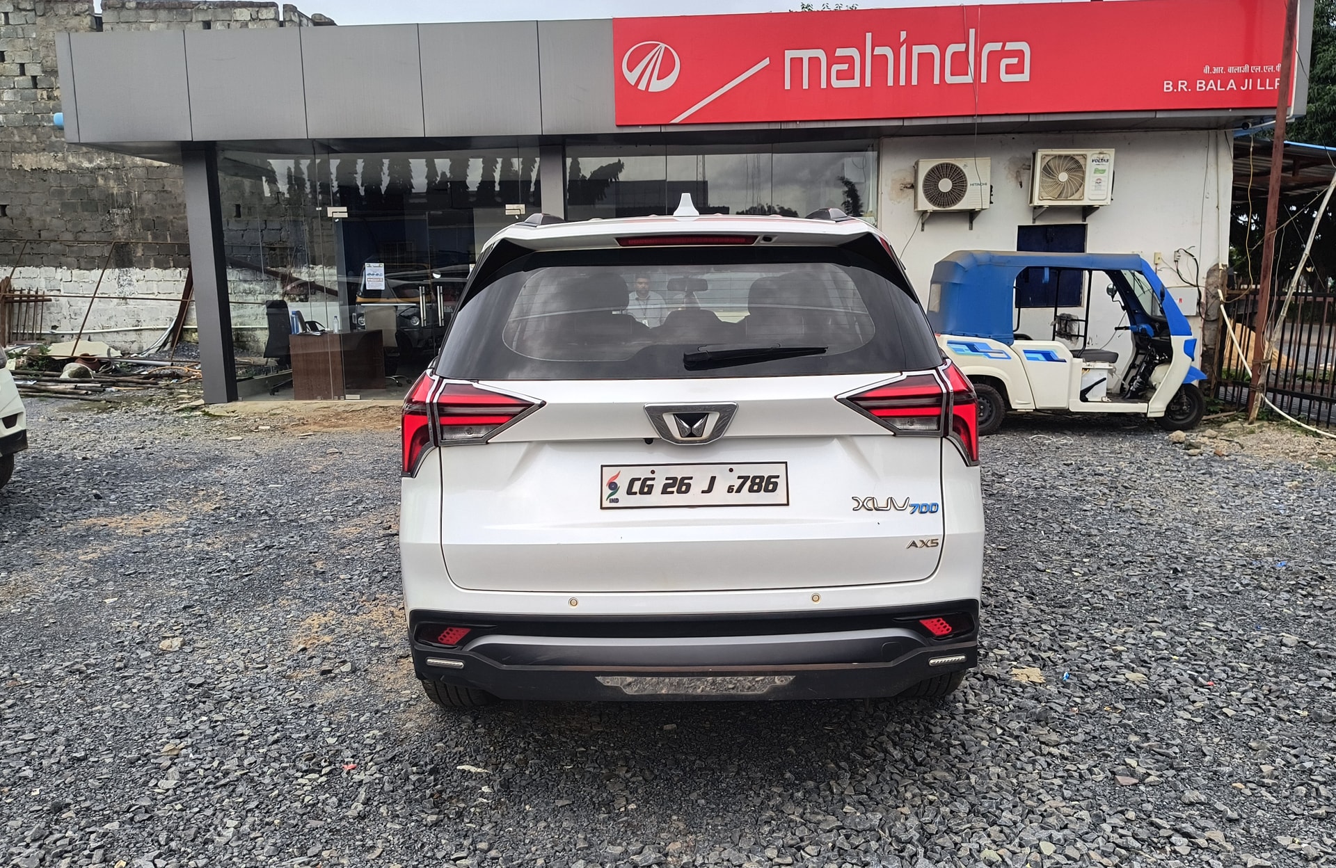 View 2023 Mahindra XUV700 AX5 MT Diesel 7 STR Image 3 Used 2023 Mahindra XUV700 AX5 MT Diesel 7 STR Image 3