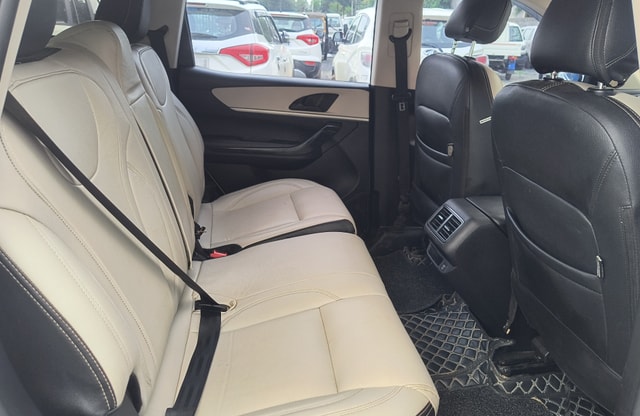 View Mahindra XUV700 Image 15 Used Mahindra XUV700 Image 15