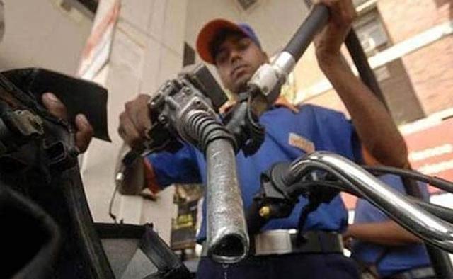 ईंधन के दाम रिकॉर्ड स्तर पर हैं, दिल्ली में पेट्रोल की कीमत रु 108.99/ लीटर हो गई है, वहीं डीज़ल रु 97.72/लीटर तक पहुंच गया है. पढ़ें पूरी खबर...