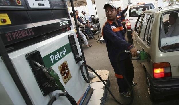 पेट्रोल-डीज़ल की कीमतों में लगातार वृद्धि हो रही है, 26 मार्च शनिवार को एक बार फिर पारंपरिक ईंधन के दाम बढ़ा दिये गए हैं.
