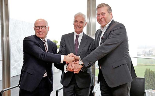 We had already told you about this development yesterday evening and now Tata Motors has announced the signing of a Memorandum of Understanding (MoU) for a long-term partnership with Volkswagen Group and Skoda, to explore strategic alliance opportunity for joint development of products. The agreement has been signed by Guenter Butschek, CEO & MD of Tata Motors, Matthias Mueller, CEO of Volkswagen AG and Bernhard Maier, CEO of Skoda Auto.