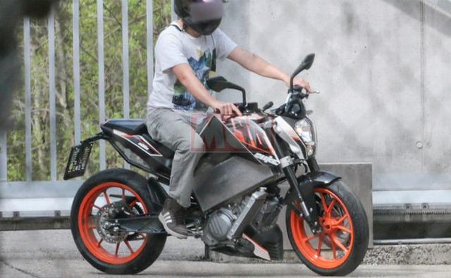 The lure of electric mobility is so strong that even performance motorcycle manufacturers are seriously considering going the electric way. Recently, a KTM Duke prototype with an electric motor was spotted testing in Europe. The prototype was based on the popular KTM 390 Duke, but the previous generation model and not the 2017 model.