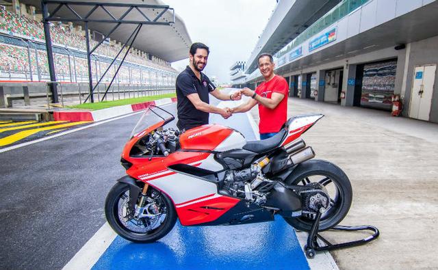 Ducati India delivered the first and the only 1299 Superleggera in India to Hotelier Vikram Oberoi. It costs a whopping Rs. 1.12 crore and get a 1,300 cc L-twin engine which makes 212 bhp and 146 Nm.
