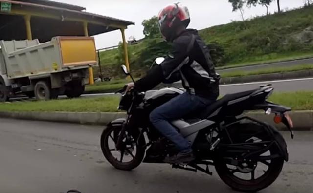Recently, a TVS test motorcycle was spotted testing which looks to be a refreshed version of the TVS Apache RTR 160 with quite a few parts borrowed from its elder sibling, the TVS Apache RTR 200.