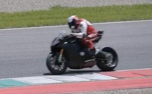 The upcoming Ducati V4 superbike has been spotted testing yet again, in the run up to the launch of the new motorcycle. The new V4 engine is expected to be unveiled on September 7, 2017 ahead of the MotoGP event at Misano.