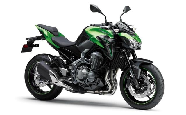 The Kawasaki Z900 is powered by a 948 cc, in-line four cylinder engine making 123 bhp of maximum power. With the A2 licence compliant variant, power on the same engine can be restricted to 46 bhp for A2 licence limitations in Europe.
