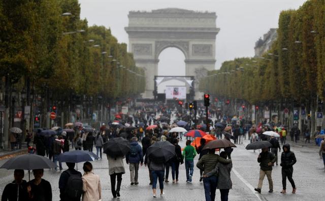 The city of Paris banned all cars for a day on last Friday, from 11am to 6pm. The idea was to let slower, cleaner forms of transport at least for a single day.