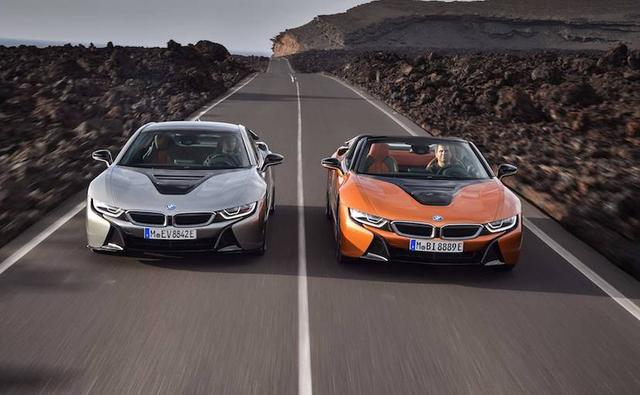 The BMW i8 first made its debut in the concept form almost eight years ago and is one of the more envious sports cars of modern times. While the i8 Coupe has been around for a while now, the German auto giant has dropped the sheets off the production spec i8 Roadster, which is the drop-top convertible version of the hybrid coupe.