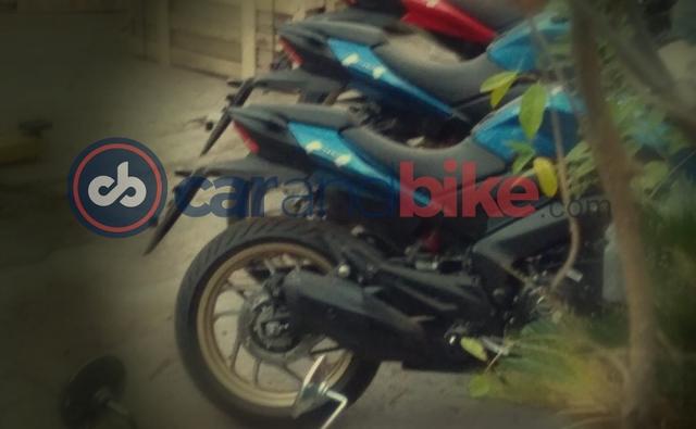 The Bajaj Dominar is all set to get a cosmetic refresh with new paint schemes for the 2018 model year. While we have already shown you a new red shade that will be added to the palette soon. Our exclusive images confirm that Bajaj Auto will be adding a gloss blue paint scheme as well on the Dominar coupled with gold wheels. Previously, the Dominar was spied in the matte black shade that is already on sale, but with gold wheels as well.