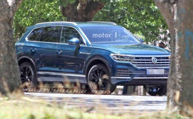 The upcoming Volkswagen Touareg has been spied once again showcasing the new design language that Volkswagen has adopted (starting with the Arteon). According to a recent announcement by Volkswagen, the new SUV is slated for a global unveil in the next few months, possibly at the 2018 Beijing Auto Show in April. The new Touareg will be much larger than its predecessor and will get 7 seats along with a whole new design language that makes it much nicer looking than its predecessors. The new Touareg might not however make it to India considering the fact that previous generations have never really managed to make much of an impression on the Indian audiences despite being great vehicles.