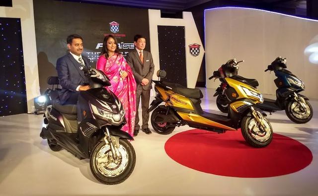 The Okinawa Praise has been launched in India at Rs. 59,889 (ex-showroom, Delhi). It is the second e-scooter from Okinawa after the Ridge that was launched earlier in 2017. While the Ridge was more of a budget scooter, the Praise is more premium and offers better performance and features over its younger sibling. The scooter gets an LED light across the front apron with DRL, which surely makes it look impressive. You also get LED taillight and indicators at the rear.
