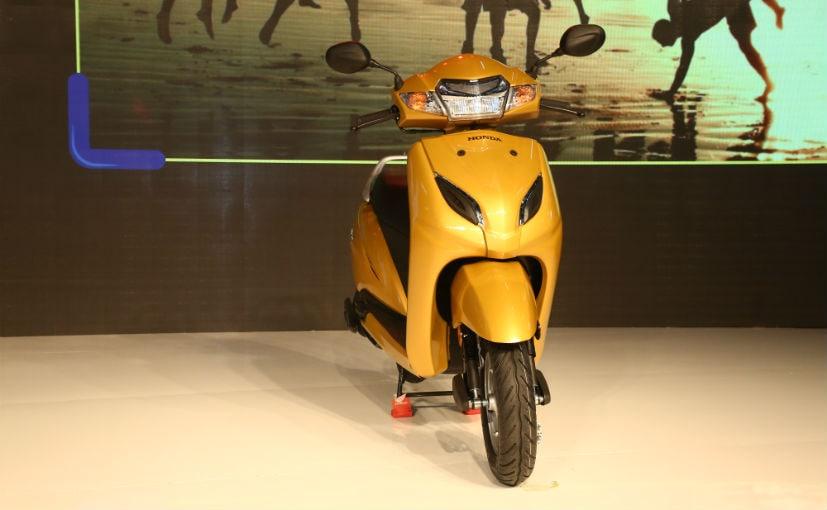 Honda Motorcycle and Scooter India has unveiled the Activa 5G scooter at the Auto Expo 2018, with over upgrades over the Activa 4G version. The updated scooter gets subtle upgrades for the new year with the most prominent being the all-LED headlamp with a position lamp, along with a revised console, new colours and new chrome inserts.