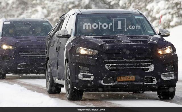 This heavy clothing makes it difficult to say anything about the changes, but reports suggest that the Tucson facelift will come with a new grille, similar to the one on i30 hatch and Sonata sedan.