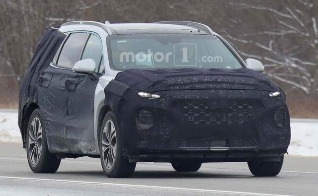 New spy images of the 2019 Hyundai Santa Fe have surfaced online giving us a glimpse of the cabin of the new-gen Santa Fe. The images show that along with a new exterior, the new-gen Hyundai Santa Fe will also feature an all-new cabin, equipped with a host of smart and modern features.