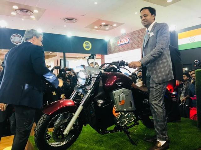 UM मोटरसाइकल ने हाल ही में भारत में अपनी पहली इलैक्ट्रिक क्रूज़र मोटरसाइकल UM रेनेगेड थॉर शोकेस की है. थॉर ना सिर्फ भारत में पहली इलैक्ट्रिक क्रूज़र बाइक है बल्कि दुनिया की पहली गियर वाली इलैक्ट्रिक मोटरसाइकल भी है जिसका वैश्विक डेब्यू भी भारत में किया गया है. टैप कर जानें दिल्ली में एक्सशोरूम कीमत?