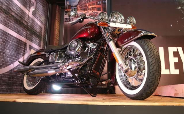 We take a close look at the all-new 2018 Harley-Davidson Softail Deluxe, a vintage style all-American cruiser dripping with chrome which is bound to turn heads every time you take it out on the street.