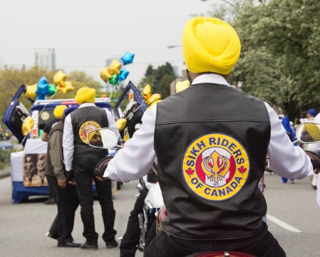 The Canadian province of Alberta has allowed the Sikh community to ride motorcycles without a helmet legally. While helmets are mandatory in Canada, the exemption has been specifically made for turban-wearing Sikhs in the province and will be starting from April 12, 2018.