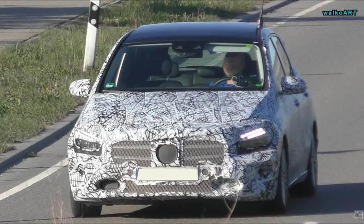 Mercedes-Benz was recently spotted putting the next-generation B-Class mini-MPV thorough it passes. The video footage that has surfaced online reveals a heavily camouflaged test mule which still appears to be in the initial phase of development, judging by the lack of production parts on the vehicle.