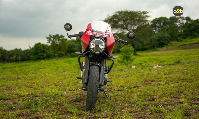 Triumph Thruxton 400 Front Look Triumph Thruxton 400 Front Look