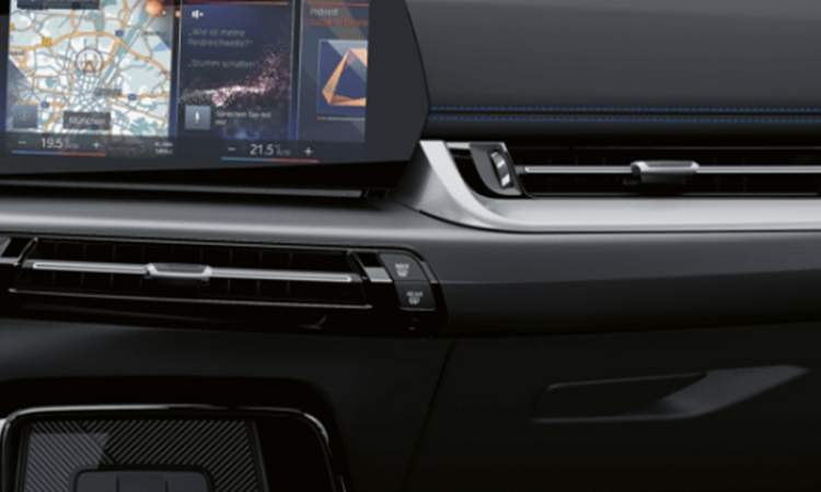 Black High-Gloss Trim Finisher on instrument panel Black High-Gloss Trim Finisher on instrument panel