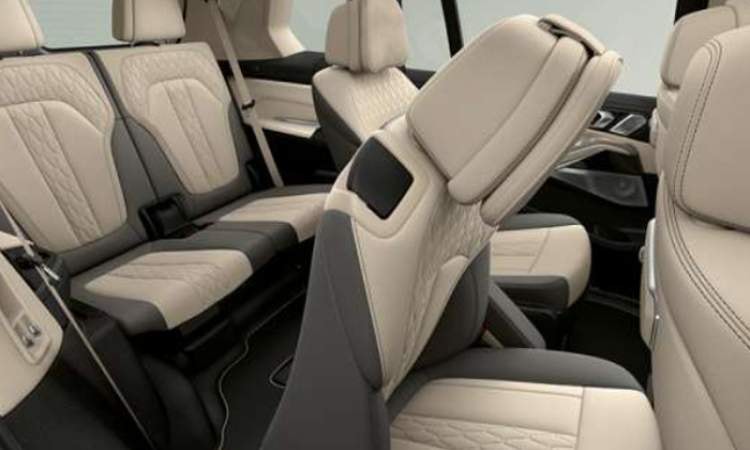 Roomy and comfortable rear compartment Roomy and comfortable rear compartment