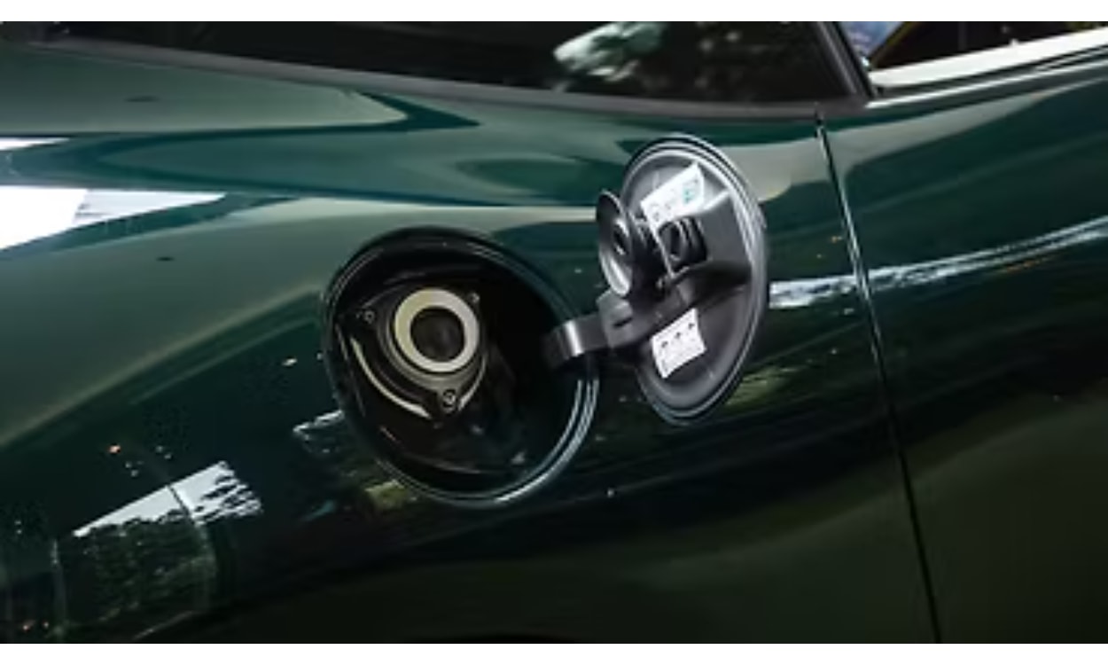 Roma Exterior Open Fuel Lid Roma Exterior Open Fuel Lid