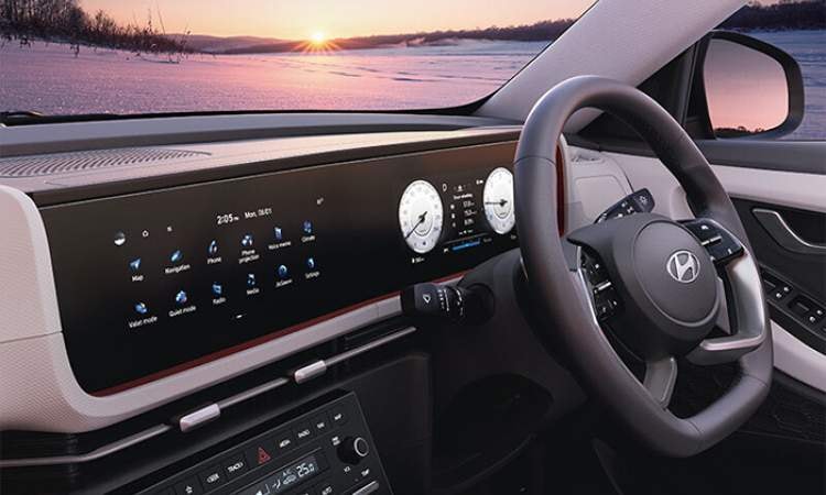 Seamlessly Integrated Infotainment and Cluster Screen Seamlessly Integrated Infotainment and Cluster Screen