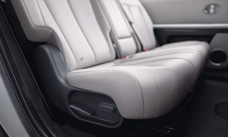 Power sliding rear seats with manual reclining Power sliding rear seats with manual reclining