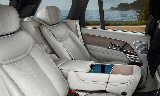 Land Rover Range Rover Spacious Cabin Land Rover Range Rover Spacious Cabin