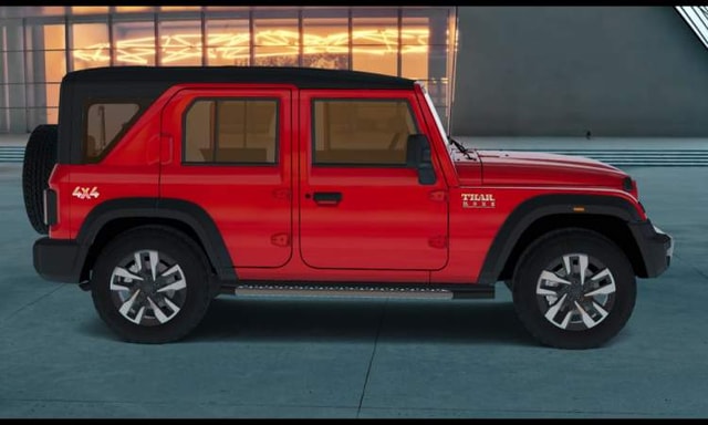 Mahindra Thar Roxx Sideview Mahindra Thar Roxx Sideview