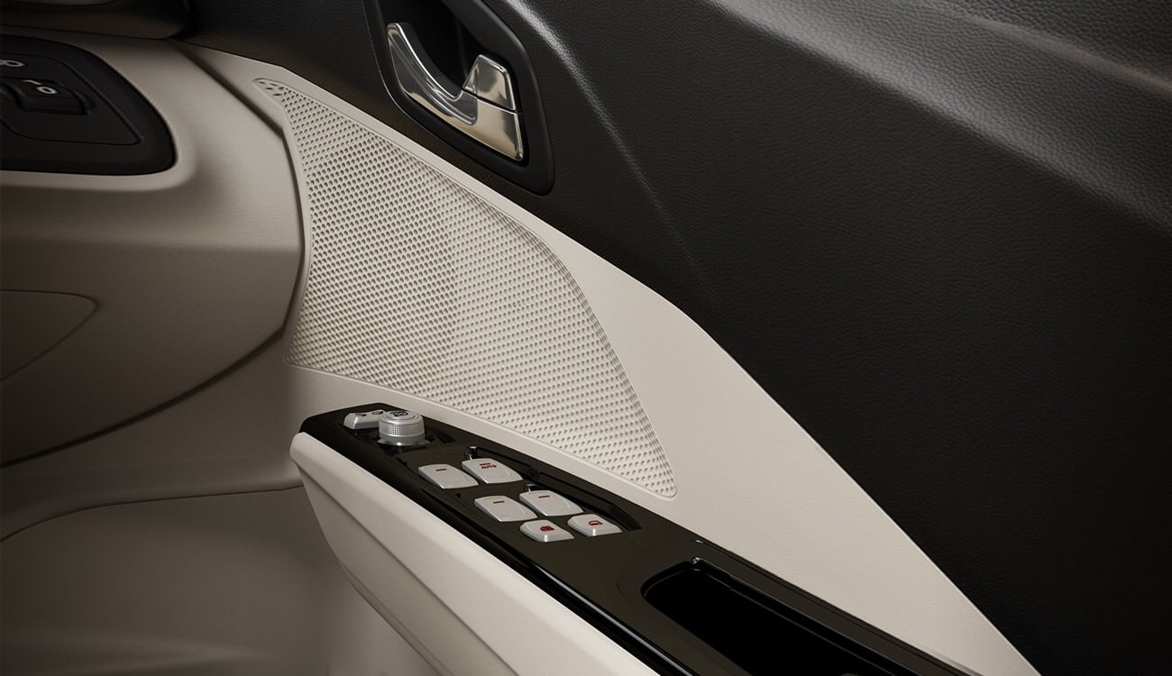 Mahindra Xuv300 Crome Inside Door Handles_&_piano Black Door Trims Mahindra Xuv300 Crome Inside Door Handles_&_piano Black Door Trims