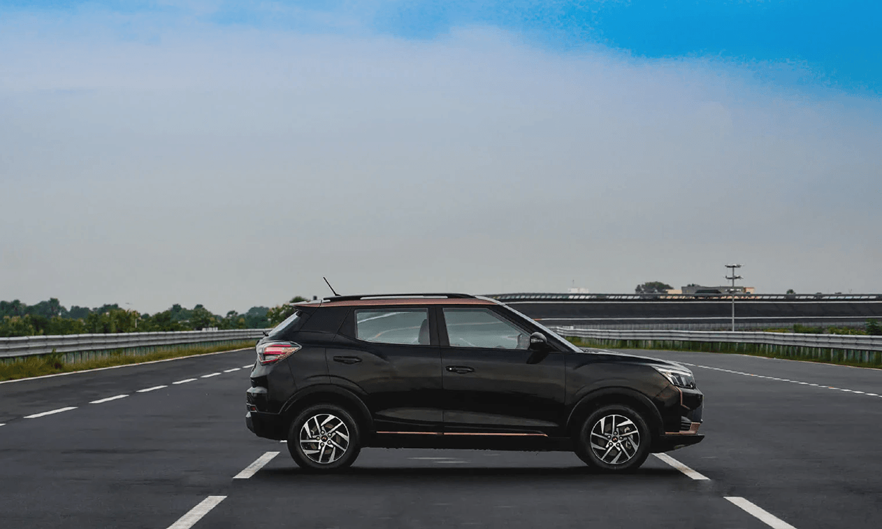 Mahindra Xuv400 Rightsideview Mahindra Xuv400 Rightsideview