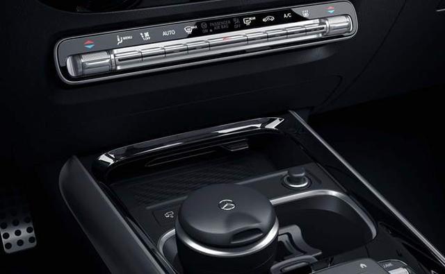 Mercedes Amg Gla 35 Stowage Compartment In Centre Console Retractable Cover With Double Cup Holder And Wireless Charging