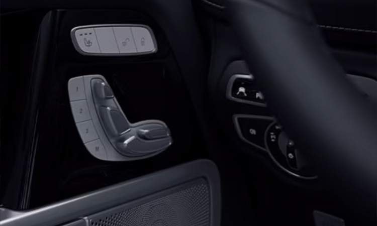 Electrically adjustable front seats Electrically adjustable front seats