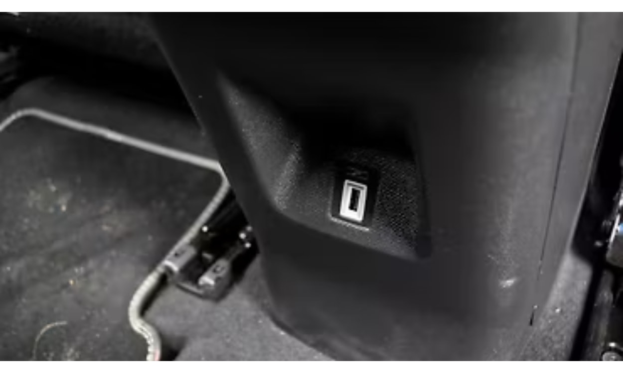 C5 Aircross Interior Rear Row Charging Point C5 Aircross Interior Rear Row Charging Point