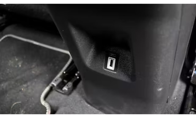 C5 Aircross Interior Rear Row Charging Point C5 Aircross Interior Rear Row Charging Point
