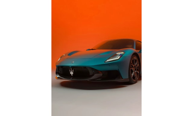 Mcpura Front Right View Red Background Mobile Mcpura Front Right View Red Background Mobile