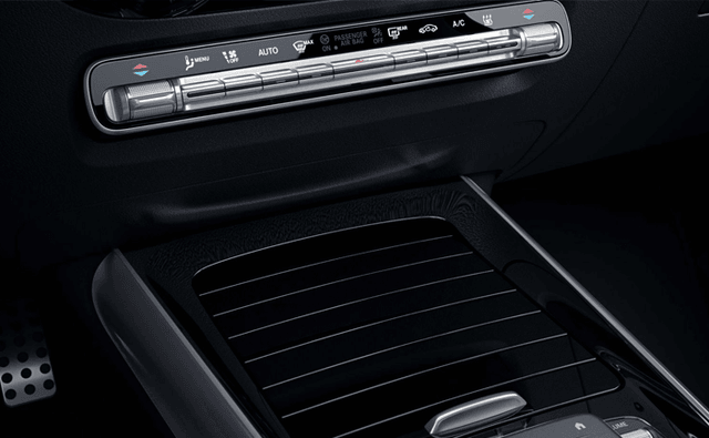 Mercedes Amg Gla 35 Stowage Compartment In Centre Console Retractable Cover Mercedes Amg Gla 35 Stowage Compartment In Centre Console Retractable Cover
