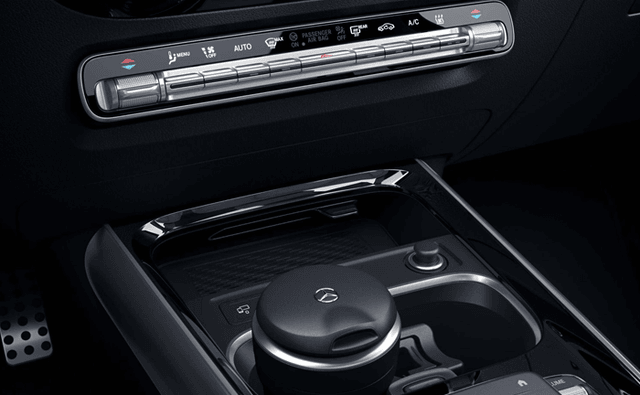 Mercedes Amg Gla 35 Stowage Compartment In Centre Console, Retractable Cover With Double Cup Holder And Wireless Charging Mercedes Amg Gla 35 Stowage Compartment In Centre Console, Retractable Cover With Double Cup Holder And Wireless Charging