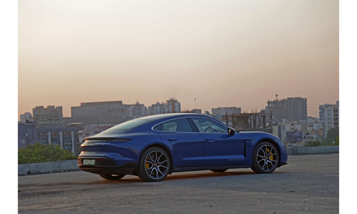 Porsche Taycan Tursimo Sideview Porsche Taycan Tursimo Sideview